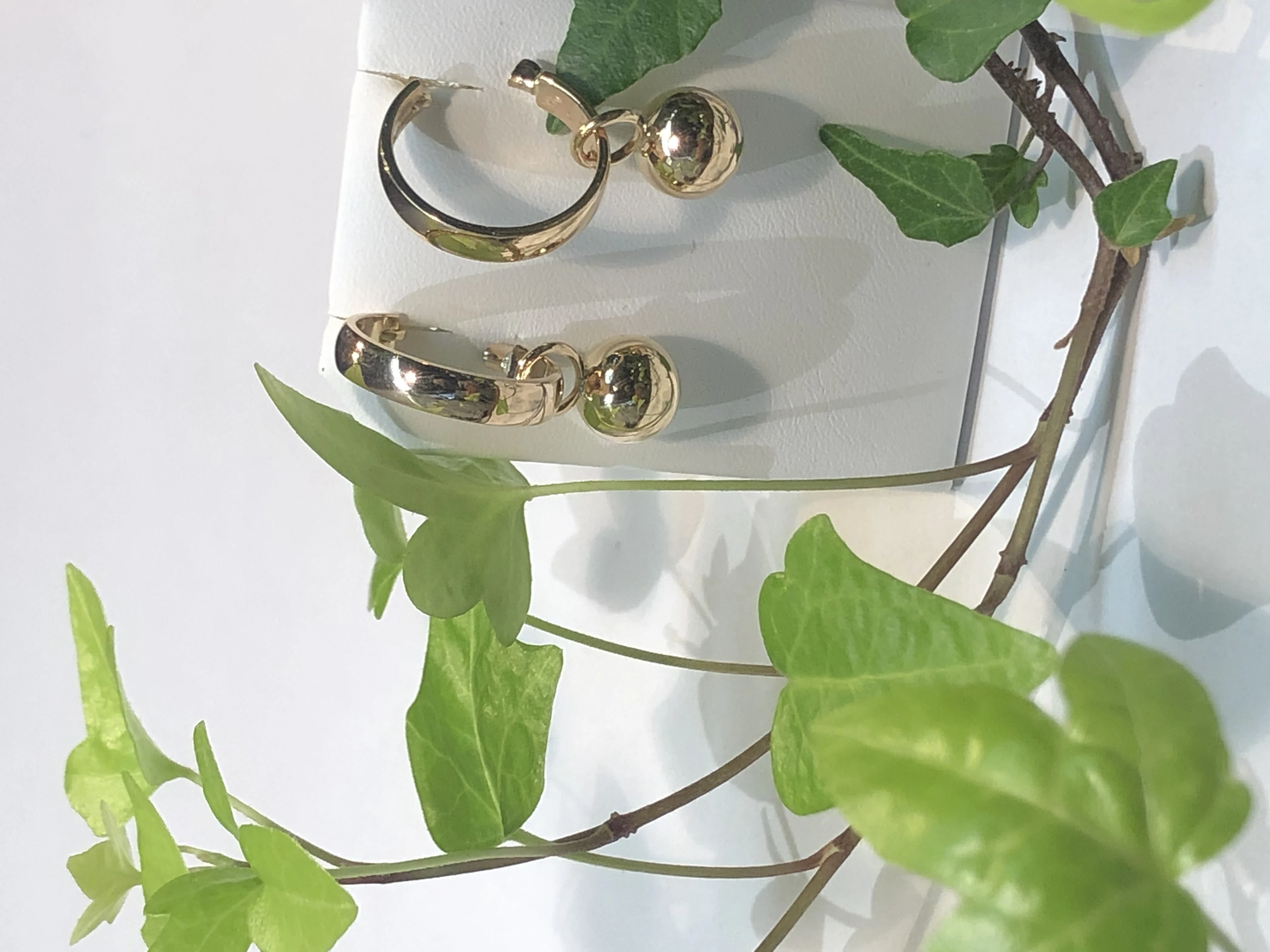 Hängande örhängen i guld