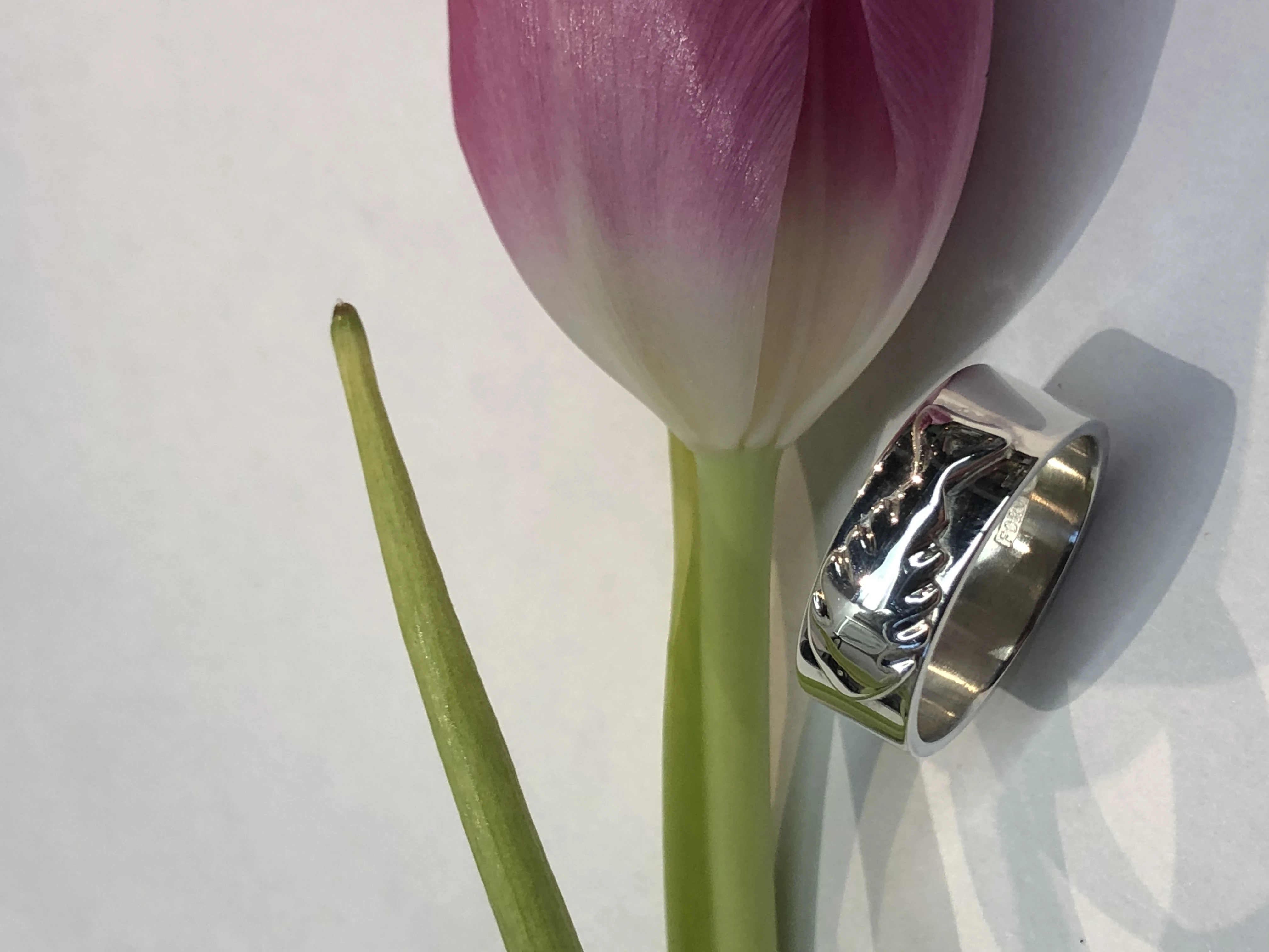 Ring med blomdekor