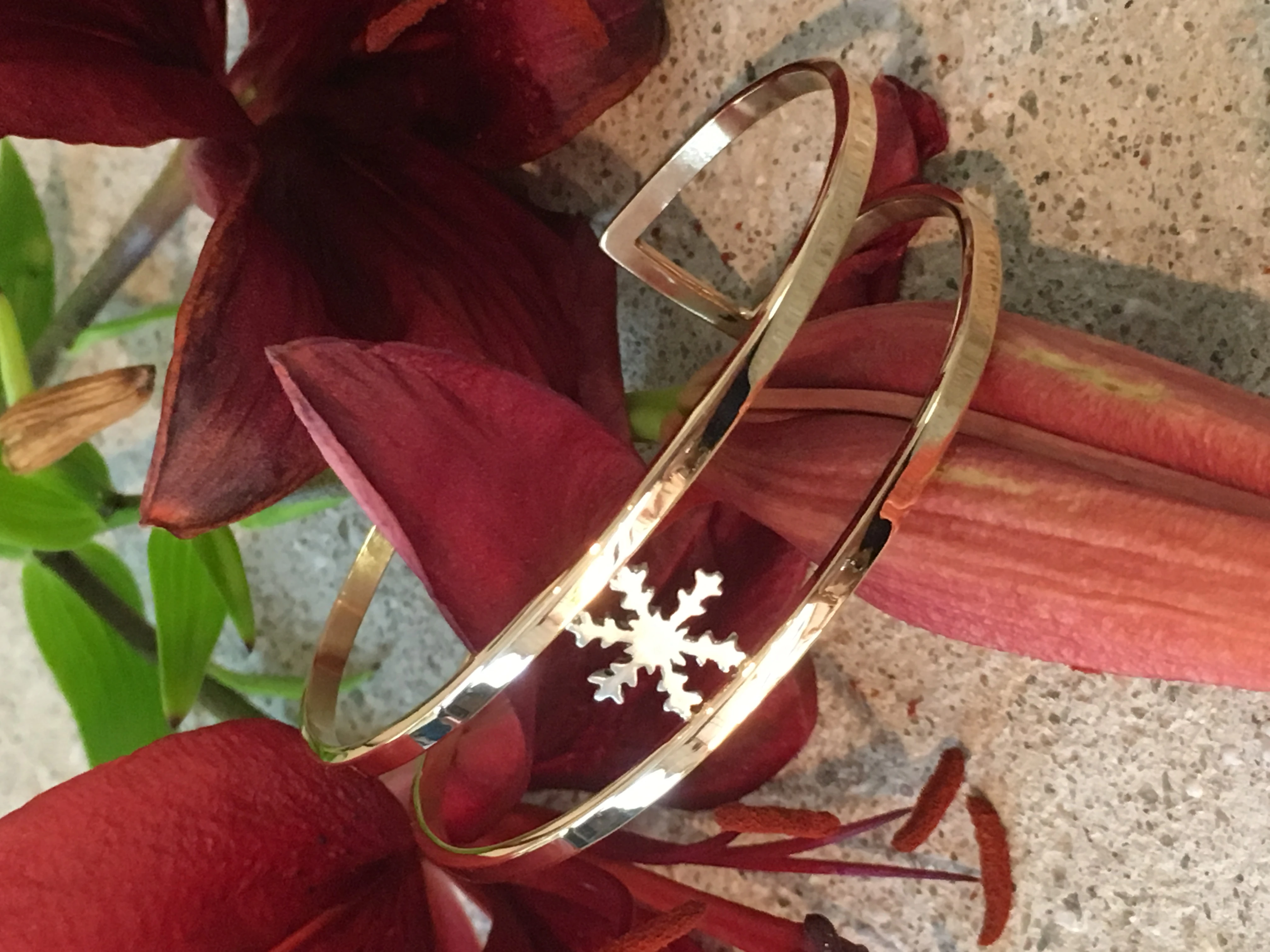 Armband med blomma