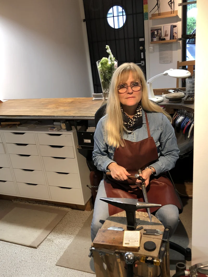 Christina Boström arbetar i sin guldsmedsverkstad i Österbybruk