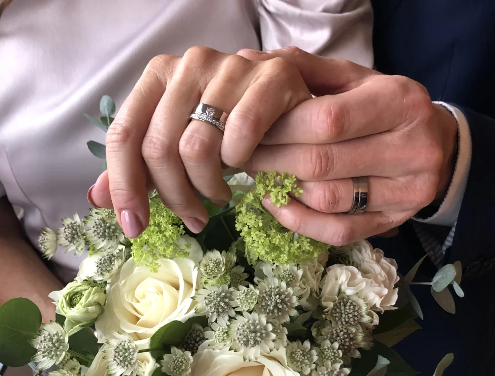 Händer med ringar och blommor – nytillverkade smycken från Guldform